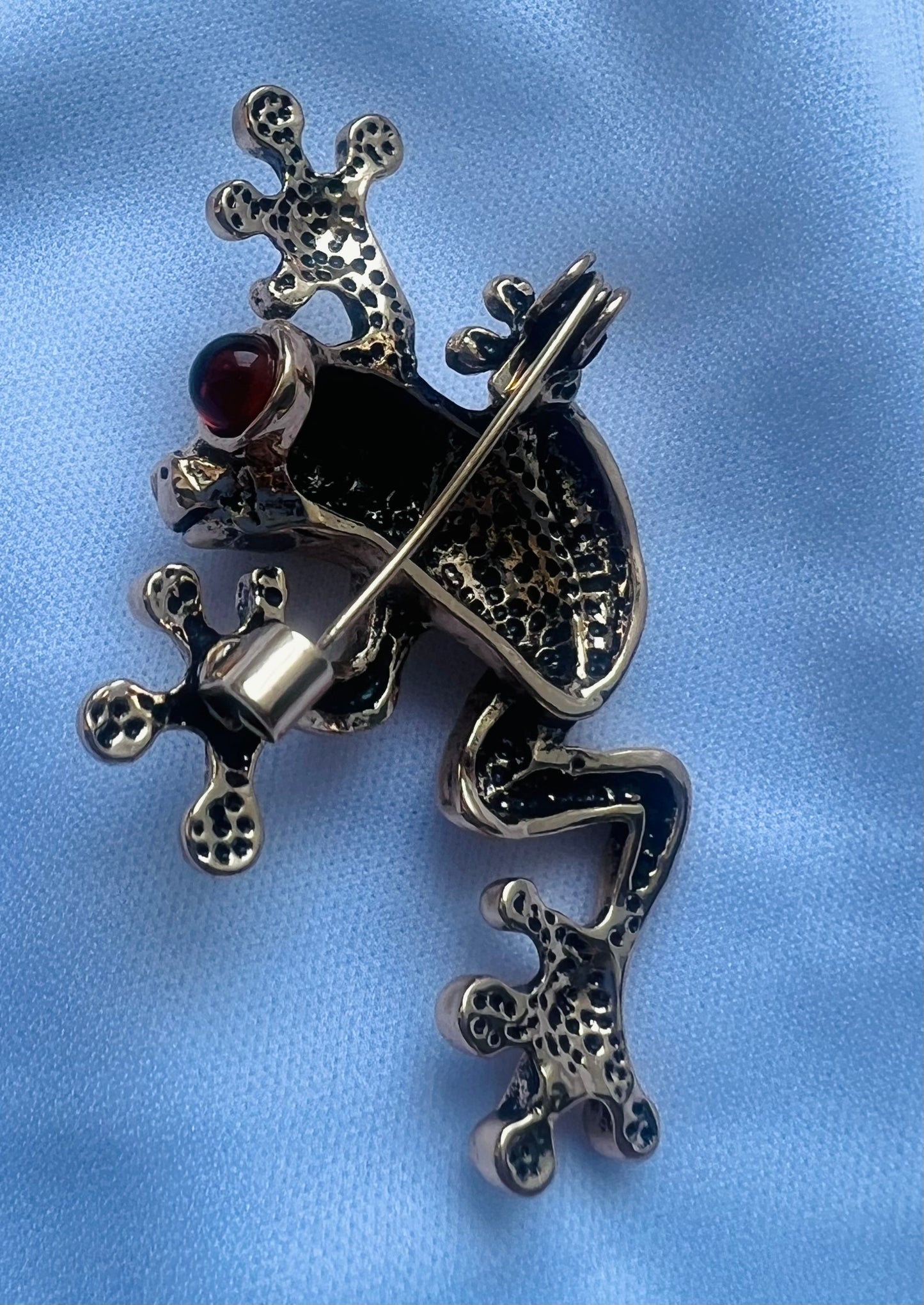 Amber Eyes Climbing Frog brooch