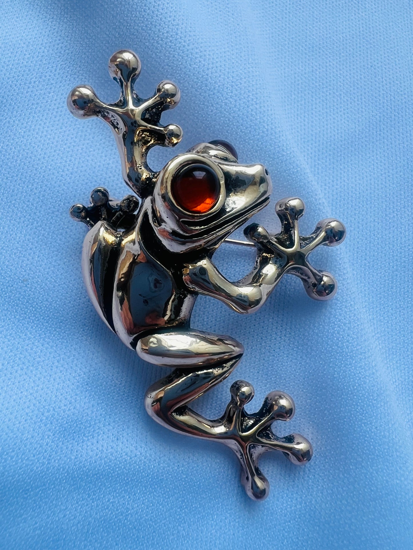 Amber Eyes Climbing Frog brooch