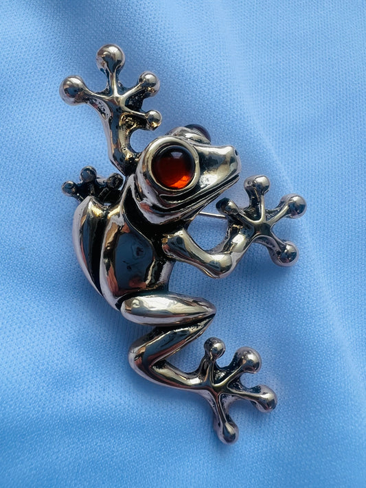 Amber Eyes Climbing Frog brooch
