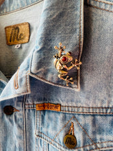 Load image into Gallery viewer, Amber Eyes Climbing Frog brooch
