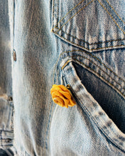 Load image into Gallery viewer, Gold Mesh Rose Brooch
